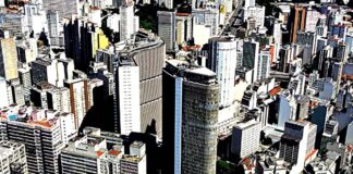 Plataforma com 228 indicadores revela profundas desigualdades entre os estados brasileiros Fotografia aérea de uma cidade com grandes edifícios, representando a densidade e o desenvolvimento urbano.