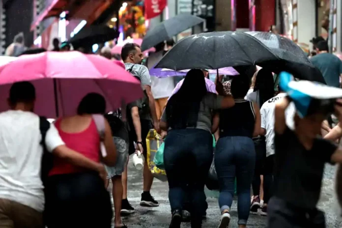 Centro-Oeste e Sudeste do país têm chuva com rajadas de vento Centro-Oeste e Sudeste do país têm chuva com rajadas de vento