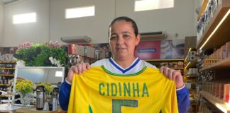 Campeã brasileira no São Paulo e ex-Seleção hoje trabalha em supermercado e torce pelo bi