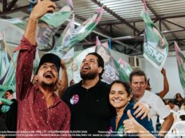 Jean Oliveira e Márcia Oliveira levam força da campanha aos bairros de Porto Velho Os candidatos Jean Oliveira e Márcia Oliveira sorriem e celebram com apoiadores durante uma grande reunião política em Porto Velho.