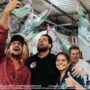 Os candidatos Jean Oliveira e Márcia Oliveira sorriem e celebram com apoiadores durante uma grande reunião política em Porto Velho.