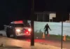 Homem é morto com pedaço de concreto em Santa Luzia Viatura da Polícia Militar com o giroflex ligado isolando o local de um crime em uma rua durante a noite, com cones de sinalização na pista e um policial ao fundo.