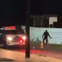 Homem é morto com pedaço de concreto em Santa Luzia Viatura da Polícia Militar com o giroflex ligado isolando o local de um crime em uma rua durante a noite, com cones de sinalização na pista e um policial ao fundo.