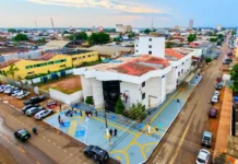 Novo Hospital Municipal fará 19 mil procedimentos ao ano Fotografia aérea mostrando a fachada e a infraestrutura do novo Hospital Municipal de Porto Velho, um prédio amplo e pintado de branco, com movimentação na rua ao redor.