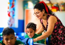 Dedicação e compromisso com o futuro marcam a missão de quase 3 mil educadores da rede municipal Dedicação e compromisso com o futuro marcam a missão de quase 3 mil educadores da rede munic