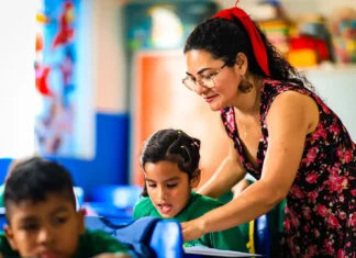 Dedicação e compromisso com o futuro marcam a missão de quase 3 mil educadores da rede municipal Dedicação e compromisso com o futuro marcam a missão de quase 3 mil educadores da rede munic
