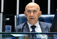 O senador Confúcio Moura, vestindo terno escuro e gravata azul, fala ao microfone durante uma sessão no Plenário do Senado.