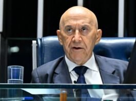 Confúcio Moura defende equilíbrio político no Senado O senador Confúcio Moura, vestindo terno escuro e gravata azul, fala ao microfone durante uma sessão no Plenário do Senado.