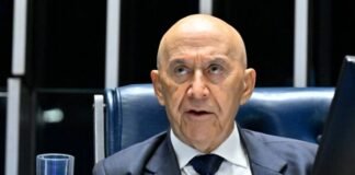 Confúcio Moura defende equilíbrio político no Senado O senador Confúcio Moura, vestindo terno escuro e gravata azul, fala ao microfone durante uma sessão no Plenário do Senado.