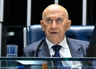 Confúcio Moura defende equilíbrio político no Senado O senador Confúcio Moura, vestindo terno escuro e gravata azul, fala ao microfone durante uma sessão no Plenário do Senado.