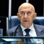 O senador Confúcio Moura, vestindo terno escuro e gravata azul, fala ao microfone durante uma sessão no Plenário do Senado.