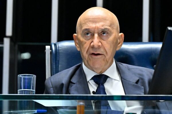 O senador Confúcio Moura, vestindo terno escuro e gravata azul, fala ao microfone durante uma sessão no Plenário do Senado.