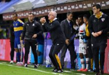 Conmebol multa São Paulo e Dorival em quase R$ 500 mil O técnico Dorival Júnior à beira do gramado orientando a equipe do São Paulo durante uma partida de futebol.