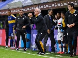 O técnico Dorival Júnior à beira do gramado orientando a equipe do São Paulo durante uma partida de futebol.