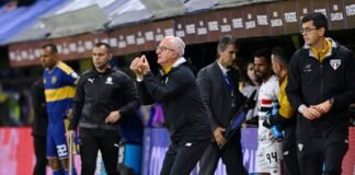 O técnico Dorival Júnior à beira do gramado orientando a equipe do São Paulo durante uma partida de futebol.