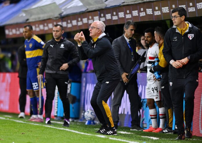 Dorival Júnior técnico do São Paulo em jogo da Sul-Americana O técnico Dorival Júnior à beira do gramado orientando a equipe do São Paulo durante uma partida de futebol.