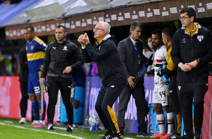 O técnico Dorival Júnior à beira do gramado orientando a equipe do São Paulo durante uma partida de futebol.