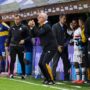 Conmebol multa São Paulo e Dorival em quase R$ 500 mil O técnico Dorival Júnior à beira do gramado orientando a equipe do São Paulo durante uma partida de futebol.