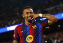 Gabriel Jesus revela surpresa com ida para o Barcelona O atacante Gabriel Jesus, vestindo o uniforme do Barcelona, comemora um gol com expressão de alegria durante um jogo de futebol.