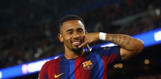 O atacante Gabriel Jesus, vestindo o uniforme do Barcelona, comemora um gol com expressão de alegria durante um jogo de futebol.