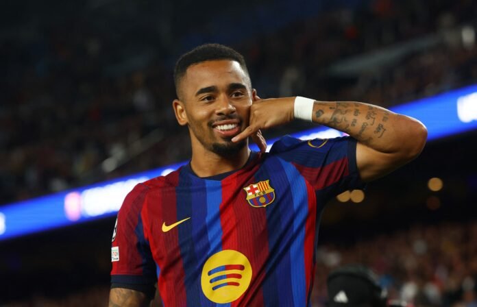 Gabriel Jesus comemora gol com a camisa do Barcelona O atacante Gabriel Jesus, vestindo o uniforme do Barcelona, comemora um gol com expressão de alegria durante um jogo de futebol.