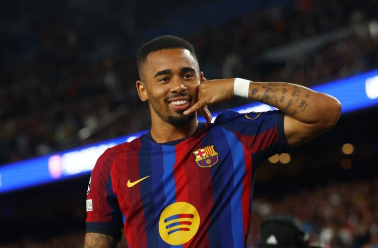 Gabriel Jesus revela surpresa com ida para o Barcelona O atacante Gabriel Jesus, vestindo o uniforme do Barcelona, comemora um gol com expressão de alegria durante um jogo de futebol.