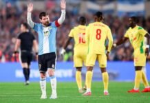 Messi se despede da seleção argentina com gol e vitória O jogador Lionel Messi, vestindo a camisa 10 da seleção argentina, comemora um gol emocionado diante da torcida no estádio Monumental.