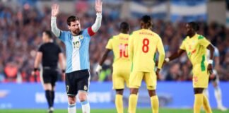 Messi se despede da seleção argentina com gol e vitória O jogador Lionel Messi, vestindo a camisa 10 da seleção argentina, comemora um gol emocionado diante da torcida no estádio Monumental.