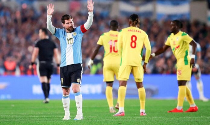 Lionel Messi emocionado em sua despedida da seleção argentina O jogador Lionel Messi, vestindo a camisa 10 da seleção argentina, comemora um gol emocionado diante da torcida no estádio Monumental.