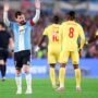 Messi se despede da seleção argentina com gol e vitória O jogador Lionel Messi, vestindo a camisa 10 da seleção argentina, comemora um gol emocionado diante da torcida no estádio Monumental.