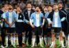 Propaganda com drones em despedida de Messi gera revolta O jogador Lionel Messi em pé no gramado do estádio, olhando para o alto com uma expressão de claro desconforto e frustração.
