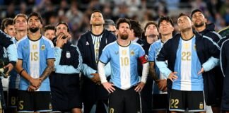 Propaganda com drones em despedida de Messi gera revolta O jogador Lionel Messi em pé no gramado do estádio, olhando para o alto com uma expressão de claro desconforto e frustração.