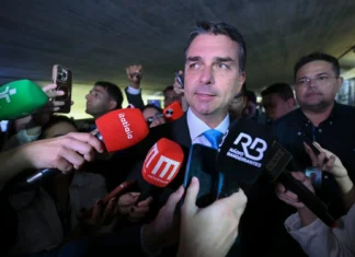 Flávio promete 500 mil novas vagas prisionais Flávio promete 500 mil novas vagas em presídios e endurecimento de punições