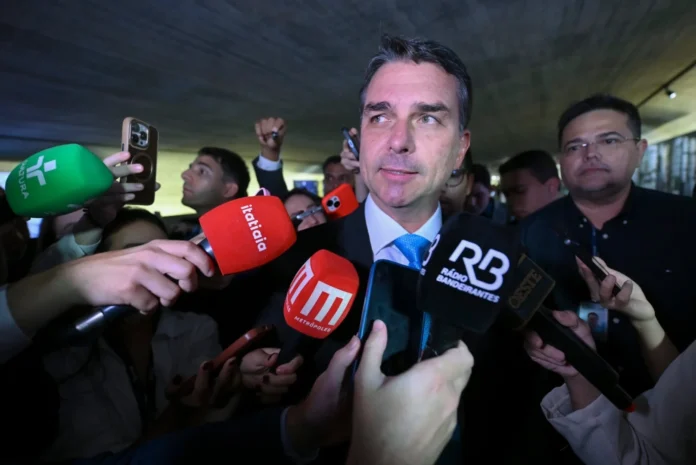 Flávio promete 500 mil novas vagas em presídios e endurecimento de punições