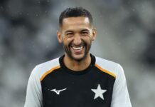 O jogador marroquino Hakim Ziyech vestindo o uniforme de treino do Botafogo no gramado do estádio Nilton Santos.