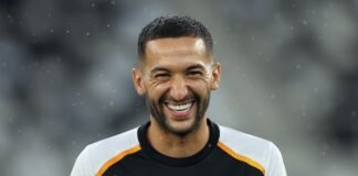Ziyech titular: o que o meia oferece ao Botafogo de Tite O jogador marroquino Hakim Ziyech vestindo o uniforme de treino do Botafogo no gramado do estádio Nilton Santos.