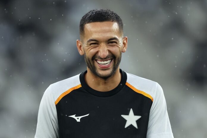 O jogador marroquino Hakim Ziyech vestindo o uniforme de treino do Botafogo no gramado do estádio Nilton Santos.