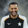 O jogador marroquino Hakim Ziyech vestindo o uniforme de treino do Botafogo no gramado do estádio Nilton Santos.