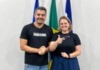 Amanda Areval celebra reeleição de Thiago Flores por Vilhena A vereadora Amanda Areval e o deputado federal Thiago Flores posam lado a lado sorrindo durante um evento político, vestindo camisas de campanha.