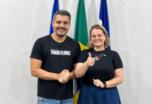 Amanda Areval celebra reeleição de Thiago Flores por Vilhena A vereadora Amanda Areval e o deputado federal Thiago Flores posam lado a lado sorrindo durante um evento político, vestindo camisas de campanha.