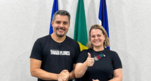 Amanda Areval celebra reeleição de Thiago Flores por Vilhena A vereadora Amanda Areval e o deputado federal Thiago Flores posam lado a lado sorrindo durante um evento político, vestindo camisas de campanha.