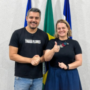 Amanda Areval celebra reeleição de Thiago Flores por Vilhena A vereadora Amanda Areval e o deputado federal Thiago Flores posam lado a lado sorrindo durante um evento político, vestindo camisas de campanha.
