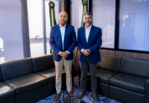 Marcos Rogério inicia diálogo com TCE-RO para nova gestão O governador eleito Marcos Rogério e o presidente do TCE-RO, conselheiro Wilber Coimbra, conversam lado a lado durante uma reunião institucional.