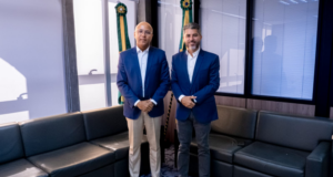 Marcos Rogério inicia diálogo com TCE-RO para nova gestão O governador eleito Marcos Rogério e o presidente do TCE-RO, conselheiro Wilber Coimbra, conversam lado a lado durante uma reunião institucional.