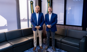 Marcos Rogério inicia diálogo com TCE-RO para nova gestão O governador eleito Marcos Rogério e o presidente do TCE-RO, conselheiro Wilber Coimbra, conversam lado a lado durante uma reunião institucional.