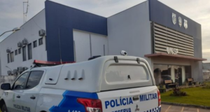 Jovem é preso por tráfico e corrupção de menores após PM flagrar consumo de maconha em praça no Centro de Vilhena