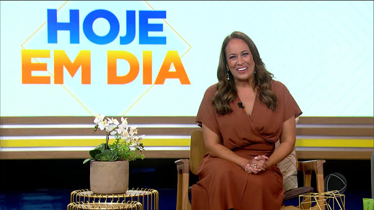 Renata Alves é apresentadora da Record; famosa tem mansão aconchegante - Foto: Reprodução/Record