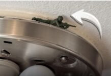 Pai falecido há três anos deixa “último guardião” escondido em luminária na casa da filha Imagem aproxima um pequeno soldadinho de plástico verde posicionado deitado, de barriga para baixo, sobre a borda metálica de uma luminária de teto, apontando sua arma para fora.