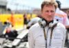Chefe da Audi elogia postura de Bortoleto O diretor de corridas da Audi, Allan McNish, com uma expressão focada durante uma prova de desporto automóvel.