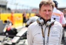 Chefe da Audi elogia postura de Bortoleto O diretor de corridas da Audi, Allan McNish, com uma expressão focada durante uma prova de desporto automóvel.